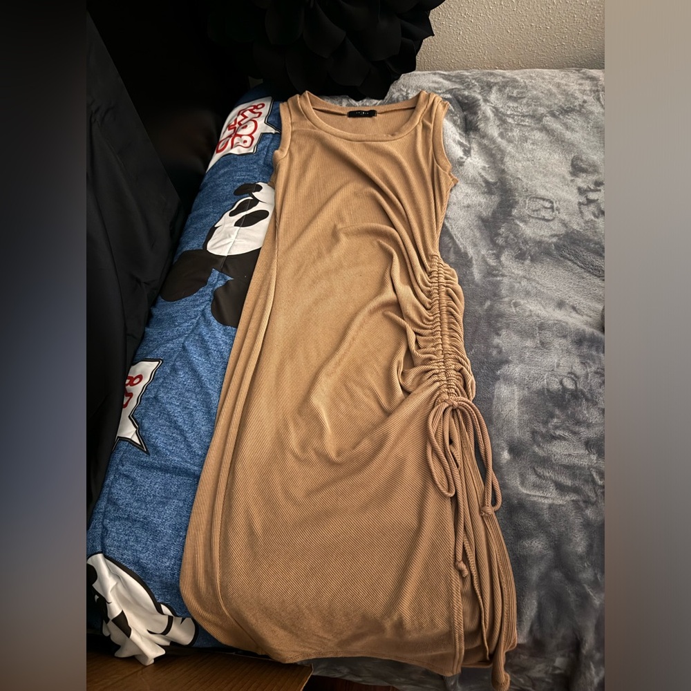 Women’s dress size small even tho it’s not on tag , color light brown